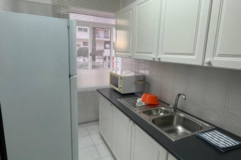 Blue - Beachfront Apartment Armacao de Pera Bagian luar foto
